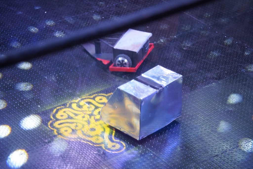 تصاعد الحماس في قفص المعركة – تحديات الروبوتات القتالية تشتد في IIID